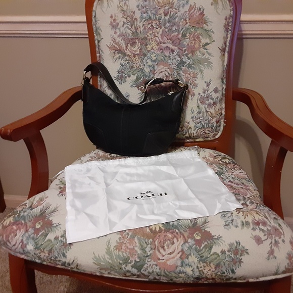 Coach Hamptons Signature Round Hobo Bag Style #11371 & Dust Bag - Picture 8 of 9